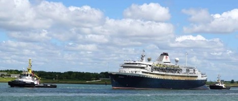 Astoria in tow, en route from Rotterdam to Ghent. Photo Credit: G. Barendrecht.