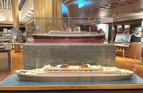 Two models of SS Nieuw Amsterdam show Holland America Line’s classic buff-funnel livery and its later dark-hull design.Photo credit: Jan Willem Goudriaan.