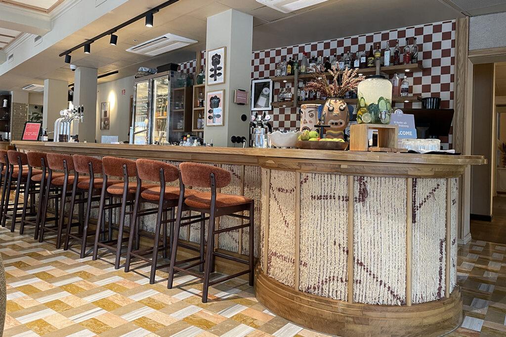 Just off the lobby, the bar shares space with the dining room and lounge. Photo: Ming Tappin.