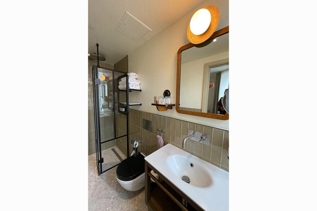 Metal fixtures and a black shower frame give the bathroom an industrial feel. Photo: Ming Tappin.