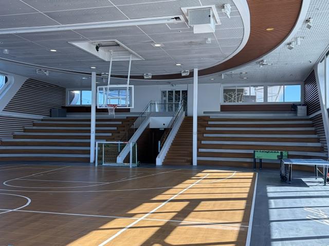 Mein Schiff 1’s indoor Arena includes a basketball court and bleacher seating, allowing sports activities to continue regardless of the weather. Photo: Judi Cuervo.